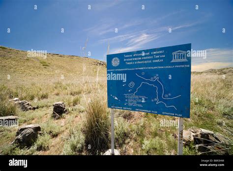 Entrada a la Edad del Bronce petroglifos de Tamgaly área arqueológica