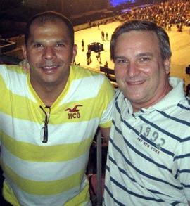 Ap S Adotar Quatro Crian As Casal Gay Ganha Direito A Licen A Do Trabalho A Capa