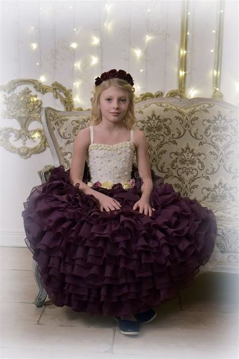 Junge Blonde Prinzessin In Elegantem Partykleid Stockfoto Bild Von Bezaubern Feier