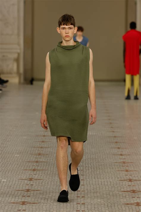 HOMME PLISSÉ ISSEY MIYAKE 2024年春夏コレクション | パリ | 画像36枚 - FASHIONSNAP