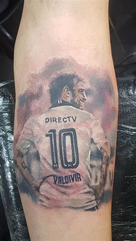 El impresionante tatuaje de Jorge Valdivia en el brazo de un aficionado