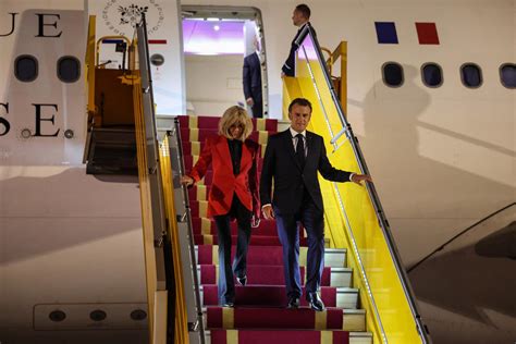Lip Reader Reveals What French President Emmanuel Macron's Wife