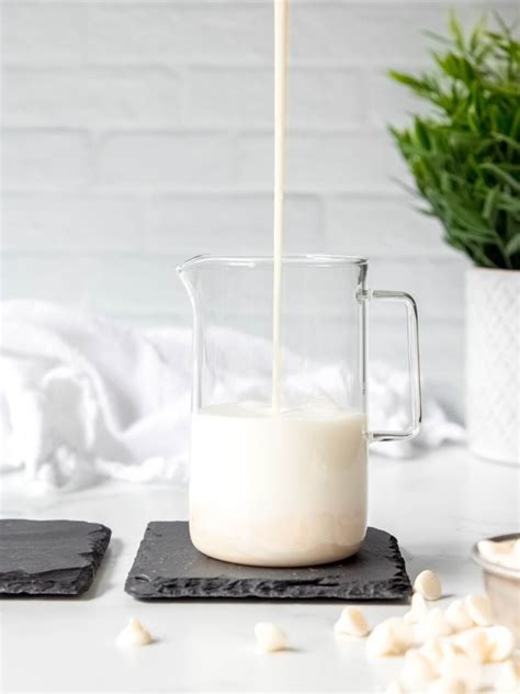 Iced White Chocolate Mocha (Starbucks Copycat) - coffeecopycat.com