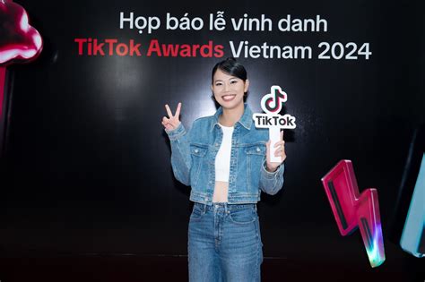 Cuộc đua gay cấn ở TikTok Awards Việt Nam ViruSs Duy Thẩm dắt tay kình ngư Ánh Viên và