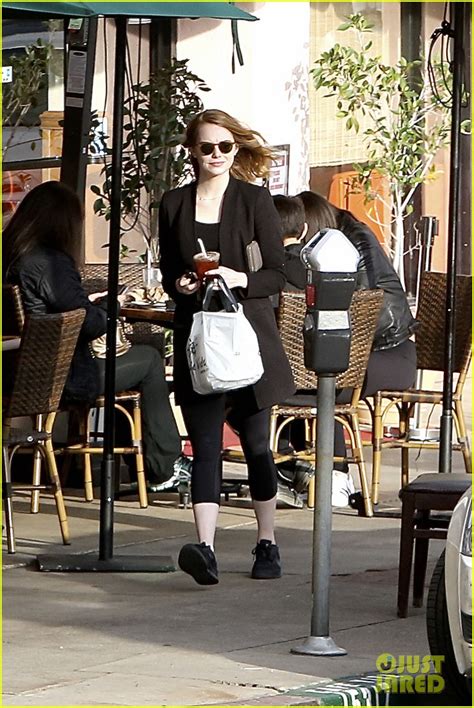 Photo Emma Stone Steps Out For Casual Bite To Eat In Santa Monica 04