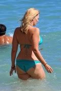 Natasha Henstridge Wearing A Bikini At A Beach In Hawaii Mixq Phun Org Forum
