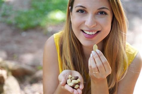 El Primer Plano De Una Mujer Brasile A Saludable Recogiendo Nueces De