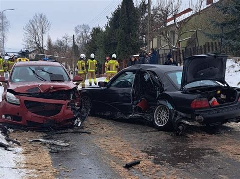 Dwa auta rozbite na miejscu interweniował śmigłowiec LPR Dwie osoby w