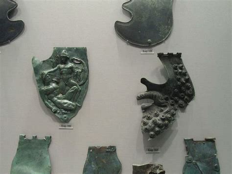Бронзовые нащечники от различных типов греческих шлемов. 4 - 2 вв. до н ...