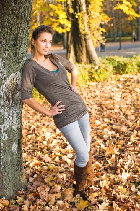 Jeune Hottie De Brunette Posant En Stationnement Image Stock Image Du Stationnement Lame