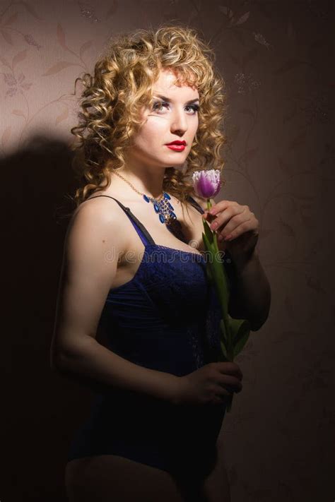 Portrait érotique De Jeune Belle Femme Blonde Sexy Photo stock Image du soin fille 81855276