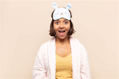 Mujer Latina Joven Que Parece Feliz Y Gratamente Sorprendida Emocionada Con Una Expresi N