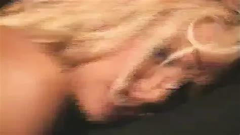 Wunderschöne blonde MILF mit hüpfnden titten wird von dünnem typen über