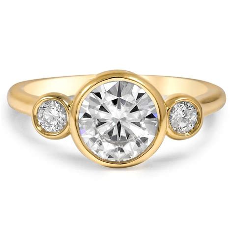 Sapatos Tamanho Especial Feminino - Three Stone Bezel Diamond Ring | Colored diamond rings, Buy diamond ...