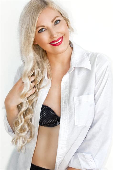 Sch Ne Junge Blonde Frau In Einem Aufgekn Pften Mann S Hemd Sch N