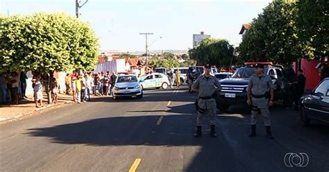 G Grupo Invade Casa Atirando Mata Dois E Fere Outros Dois Em Jata