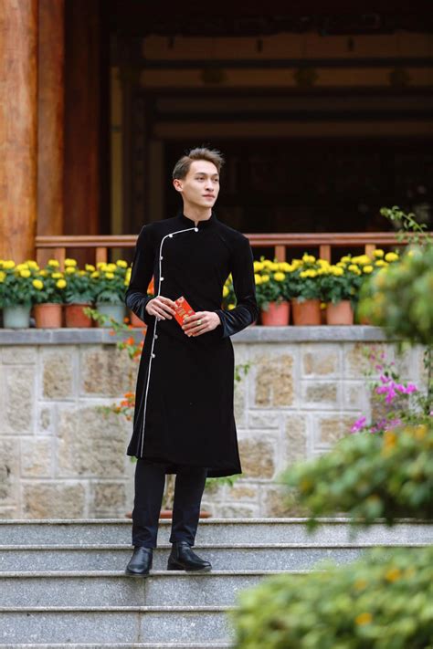 Hot boy điền kinh Trần Nhật Hoàng cuốn hút với áo dài dân tộc Tết Tân Sửu