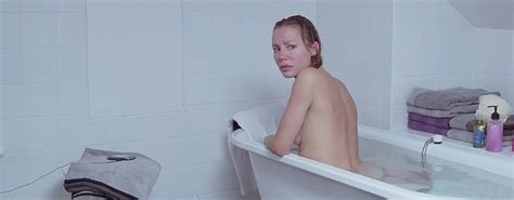 Nude Video Celebs Fanny Risberg Nude Middag Med Familjen