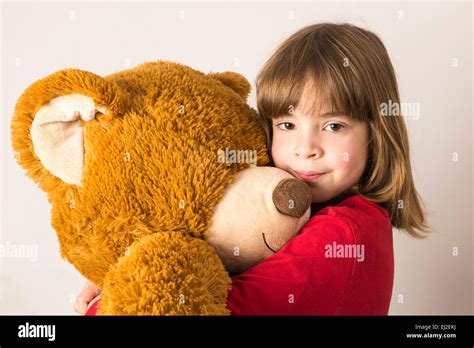 Girl Hugging Big Teddy Bear Betyonseiackr