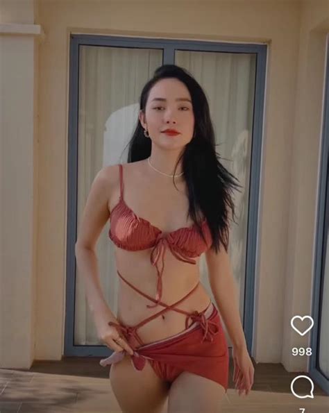 Lâu lắm mới được ngắm Minh Hằng diện bikini body hậu lấy chồng vẫn bén đứt cả tay