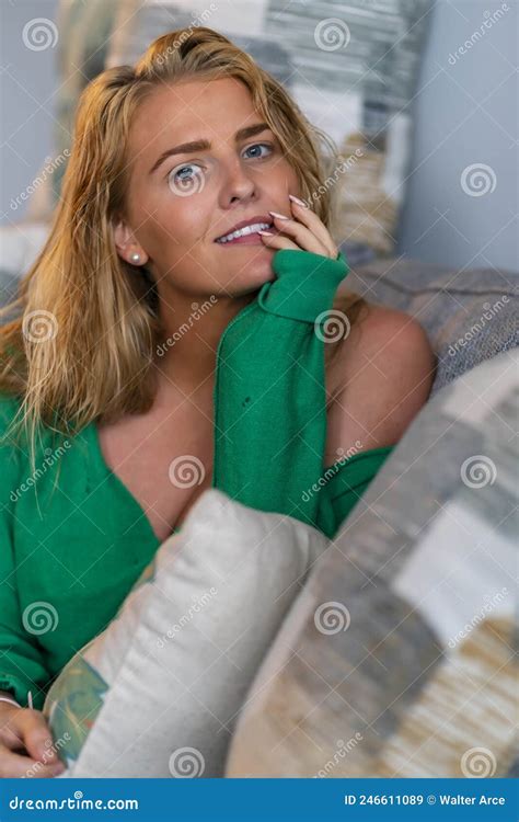 Superbe Mannequin Blonde Jouissant D Une Journ E La Maison Avant De Travailler Image Stock