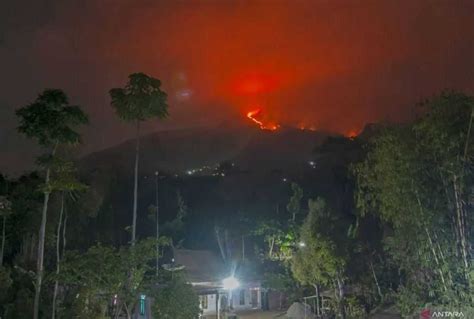 Kebakaran Di Lereng Gunung Merbabu Meluas Dan Mengarah Ke Puncak