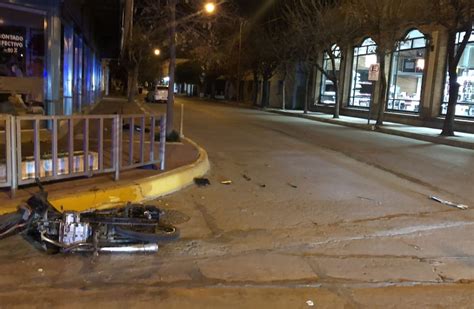 Dos jóvenes con heridas graves en un accidente en motocicleta en Arroyito