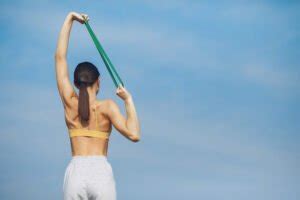 10 Back Resistance Band Exercises To Strengthen Your Back Fast ...
