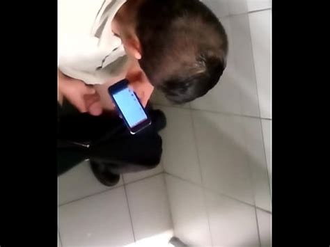 mercaderista d laive se masturba en el baño 4 XVIDEOS