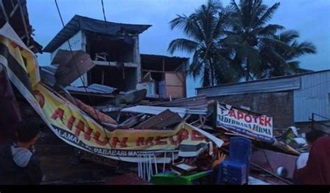 Gempa Di Mamuju Bangunan Rusak Dan Sejumlah Warga Terjebak Reruntuhan