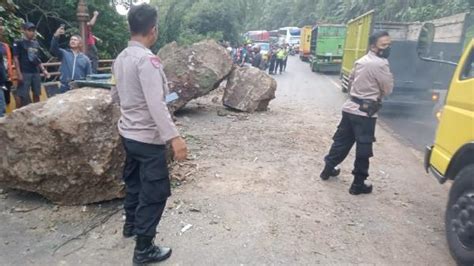 Kronologi Batu Besar Longsor Timpa Mobil Di Cadas Pangeran Sumedang