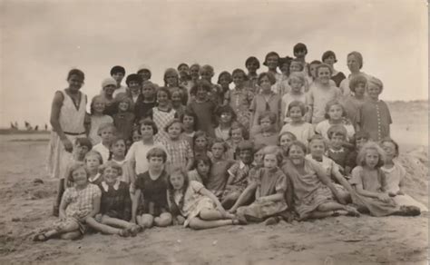 FOTO AK STRANDFOTO Hübsche Mädchen Zöpfe im Badedress nude Momentaufnahme 2 EUR 3 99 PicClick DE