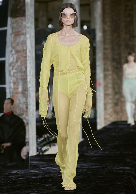 Mode Trend 2022 No Bra ist das Motto So trägt man im Sommer das Naked Top