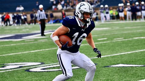 Football Bulldogs Face Dartmouth In First Road Game Of Season Yale