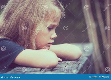 Portrait De La Petite Fille Blonde Triste S Asseyant Sur Le Pont Photo Stock Image Du