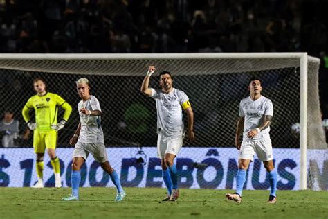 Bota Lenha Para Queimar Su Rez Faz Hat Trick Em Minutos Contra O