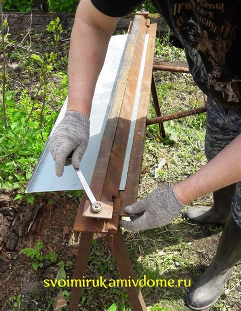 Монтаж отлива на цоколь