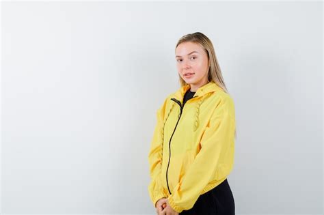Portrait De Femme Blonde En Gardant Les Mains Devant Elle En Survêtement Et à La Jolie Vue De