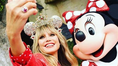 Heidi Klum Desain Bando Minnie Mouse Harganya Setara 5 Tiket Disneyland