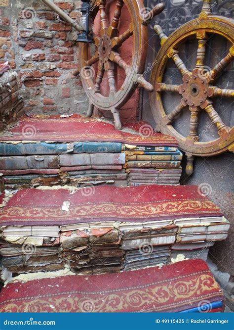 Лестница сделанная из книг в Венеции Стоковое Изображение - изображение ...