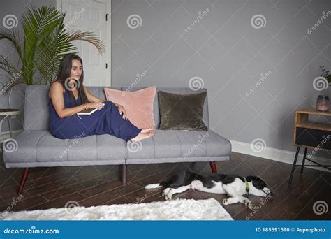 Sch Ne Brunette Frau Im Haus Das Blaues Kleid Tr Gt Stockfoto Bild Von Gelesen Frau