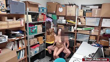 Il Ladro Sexy Succhia L Ufficiale Per Liberarsi Xvideos