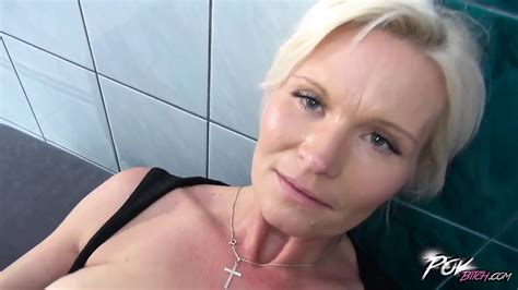 Heiße MILF provoziert einen typen mit kurzem rock und hausmädchen uniform xHamster