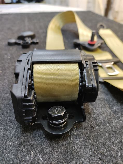 Трехточечные ремни безопасности тип Ar4m | Производство цветных ремней ...