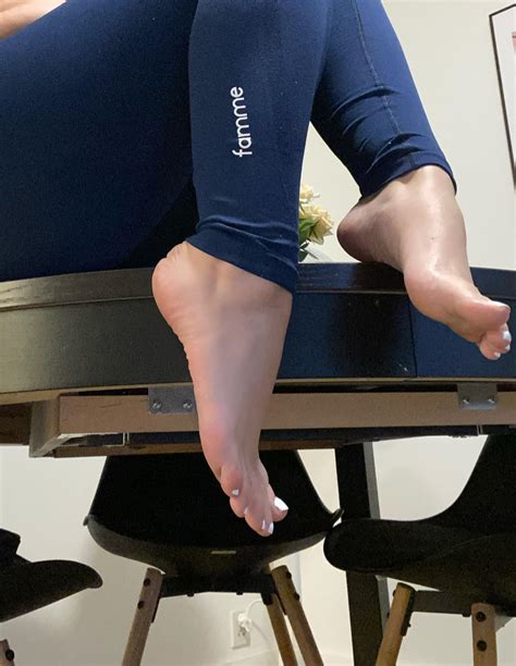 Sweaty toes 😍🤍 : r/Rate_my_feet