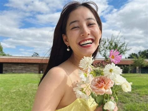 「結婚したのかと」新木優子、映画のワンシーンのようなドレスショットに絶賛の声！ 「絶世の美女ですわ」 ライブドアニュース