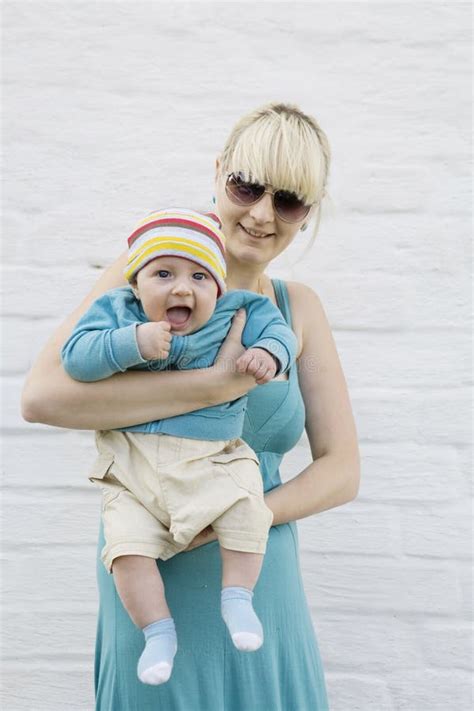 Blonde Mutter Mit Ihrem Kleinkind Stockfoto Bild Von Leute Liebevoll 15044128