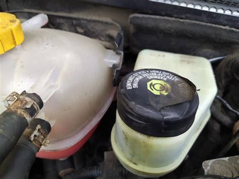 Замена крышки бачка тормозной жидкости — Opel Vectra C, 1,8 л, 2008 ...
