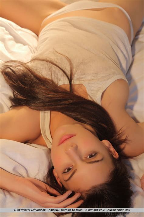 Light Shines On A Hot Babe In A White Tank Xxx Dessert Picture