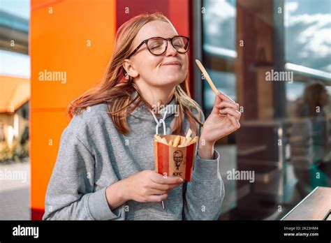 Restauration Rapide Kfc Cracovie Pologne Septembre Une Belle Femme Blonde Mange